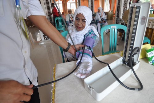 Seorang jamaah calon haji melakukan tes kesehatan saat masuk Asrama Haji Palu, Sulawesi Tengah. ANTARA FOTO/Mohamad Hamzah.