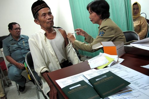 Petugas dari Dinas Kesehatan memberikan vaksin meningitis pada calon haji di Rumah Sakit Islam (RSI) Jemursari, Surabaya. ANTARA FOTO/Eric Ireng.