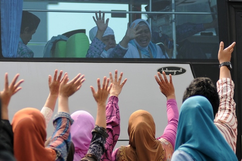 Keluarga dan kerabat melambaikan tangan saat pelepasan pemberangkatan jamaah calon haji kloter 22 di Mako Brimob Kelapa Dua, Depok, Jabar. ANTARA FOTO/Indrianto Eko Suwarso.