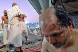 Seorang jamaah haji mencukur rambut usai melaksanakan Jumroh Aqobah di Mina, Mekkah, Arab Saudi. ANTARA FOTO/Prasetyo Utomo.