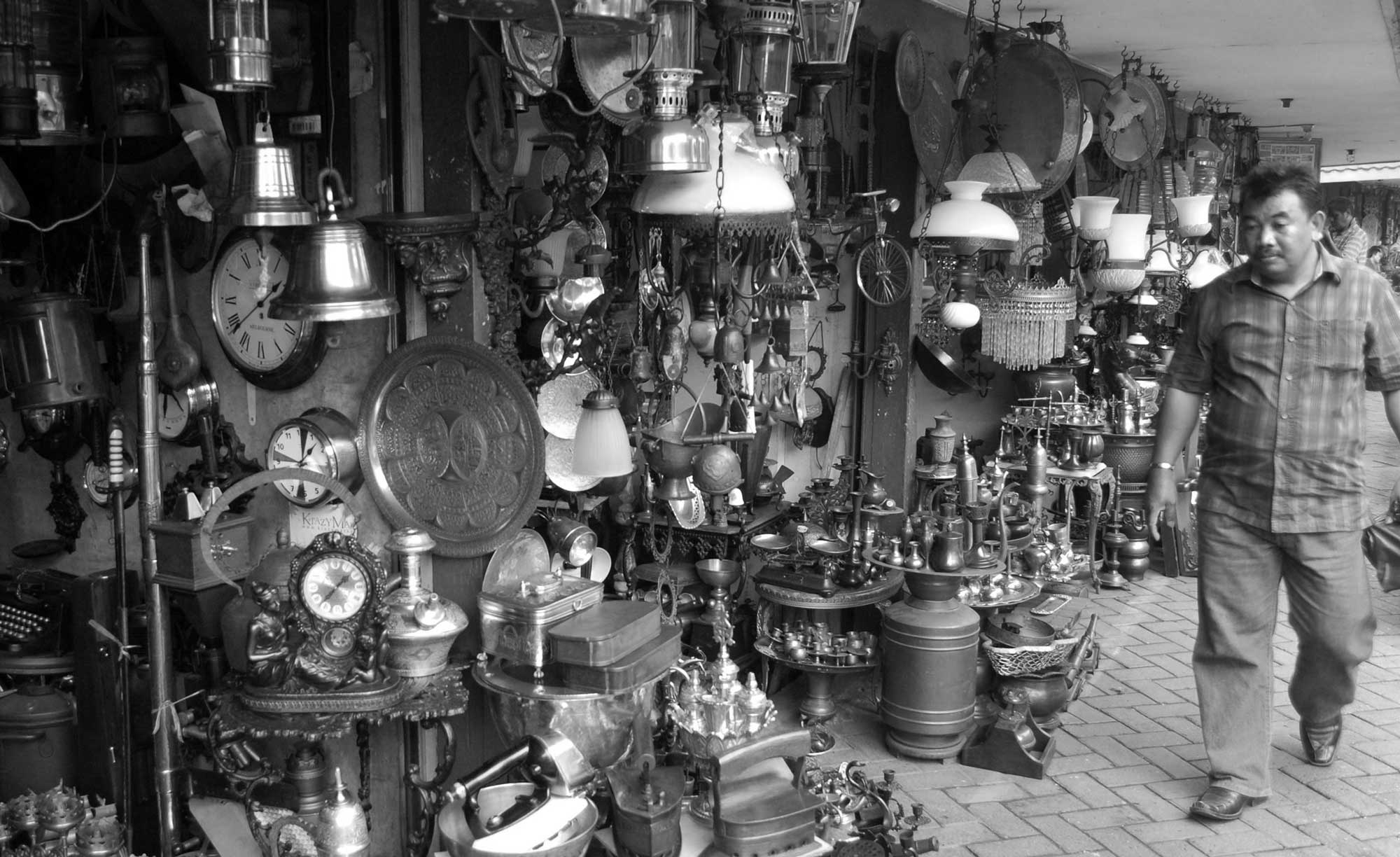 Pasar barang antik Jalan Surabaya
