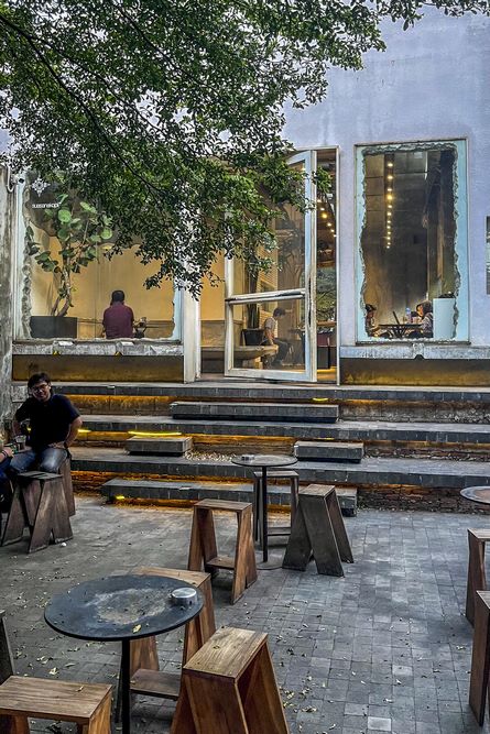 Sejumlah pengunjung bersantai di Suasana Kopi, Jakarta, Senin (16/10/2023). Salah satu kafe yang berlokasi di Jakarta Selatan tersebut menampilkan konsep industrial, hiasan tanaman kaktus atau monster dan lantai berkerikil yang menjadi ciri khas kafe “"skena"”.