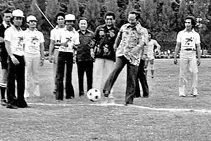 Gaya tahun 70-an dibuka dengan menteri muda urusan pemuda sedang membuka piala pemuda